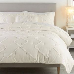 Pottery Barn Ashlyn Tufted Comforter